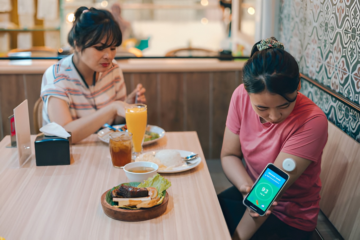 Woman monitoring blood sugar with a CGM for lifestyle diabetes management
