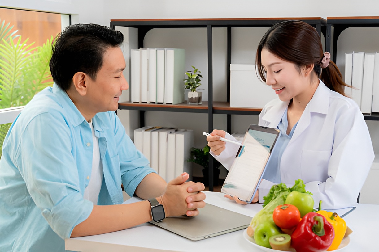 Nutritionist discussing diabetes wellness and healthy eating habits with a patient