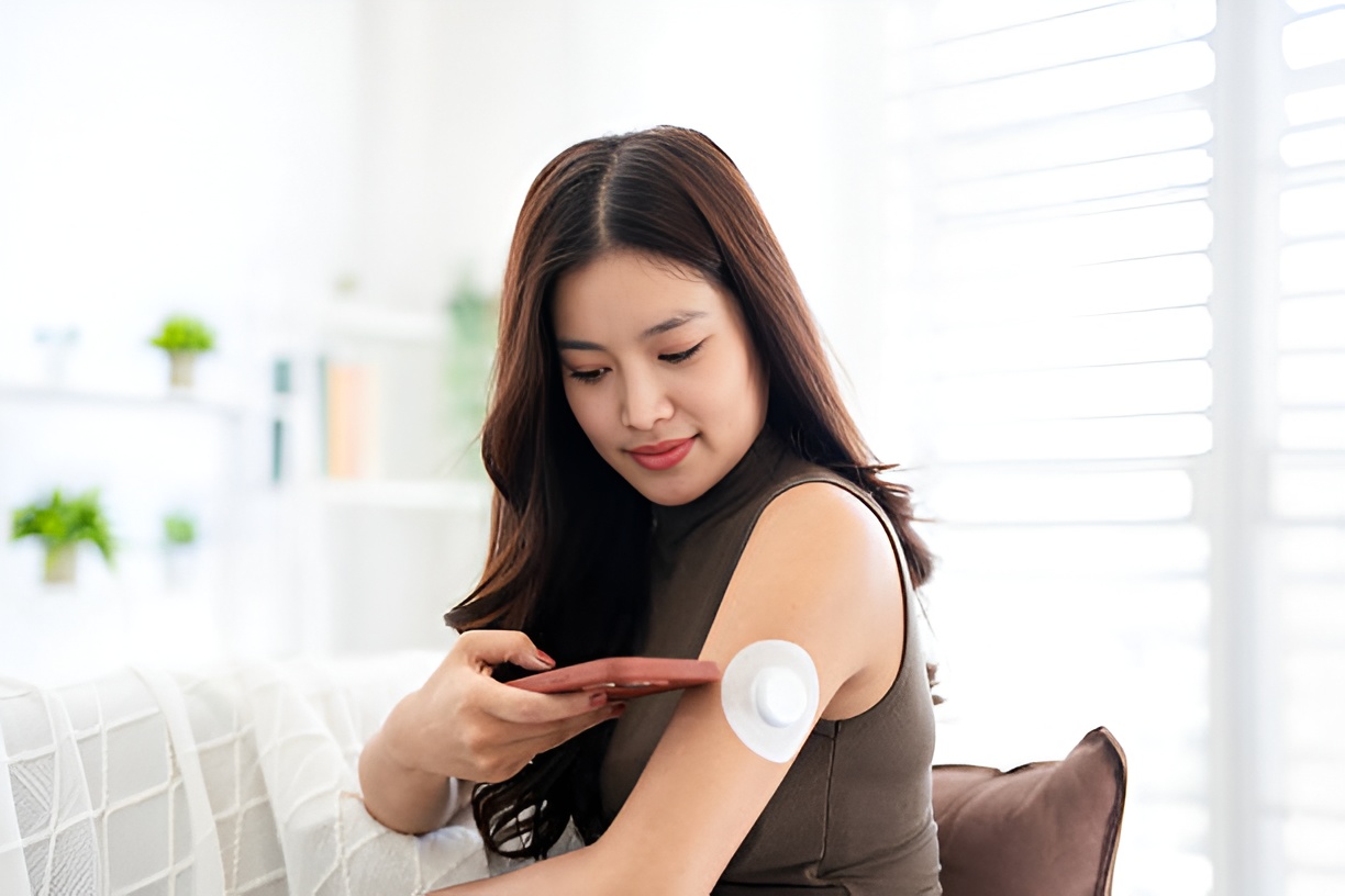 Checking blood sugar levels with a CGM medical device